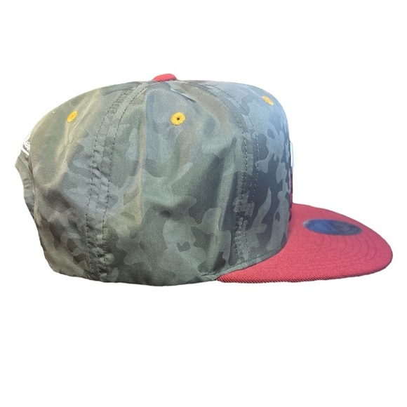 Mitchell and Ness‎ Miami Heat SnapBack Camo Red and White - Picture 4 of 6